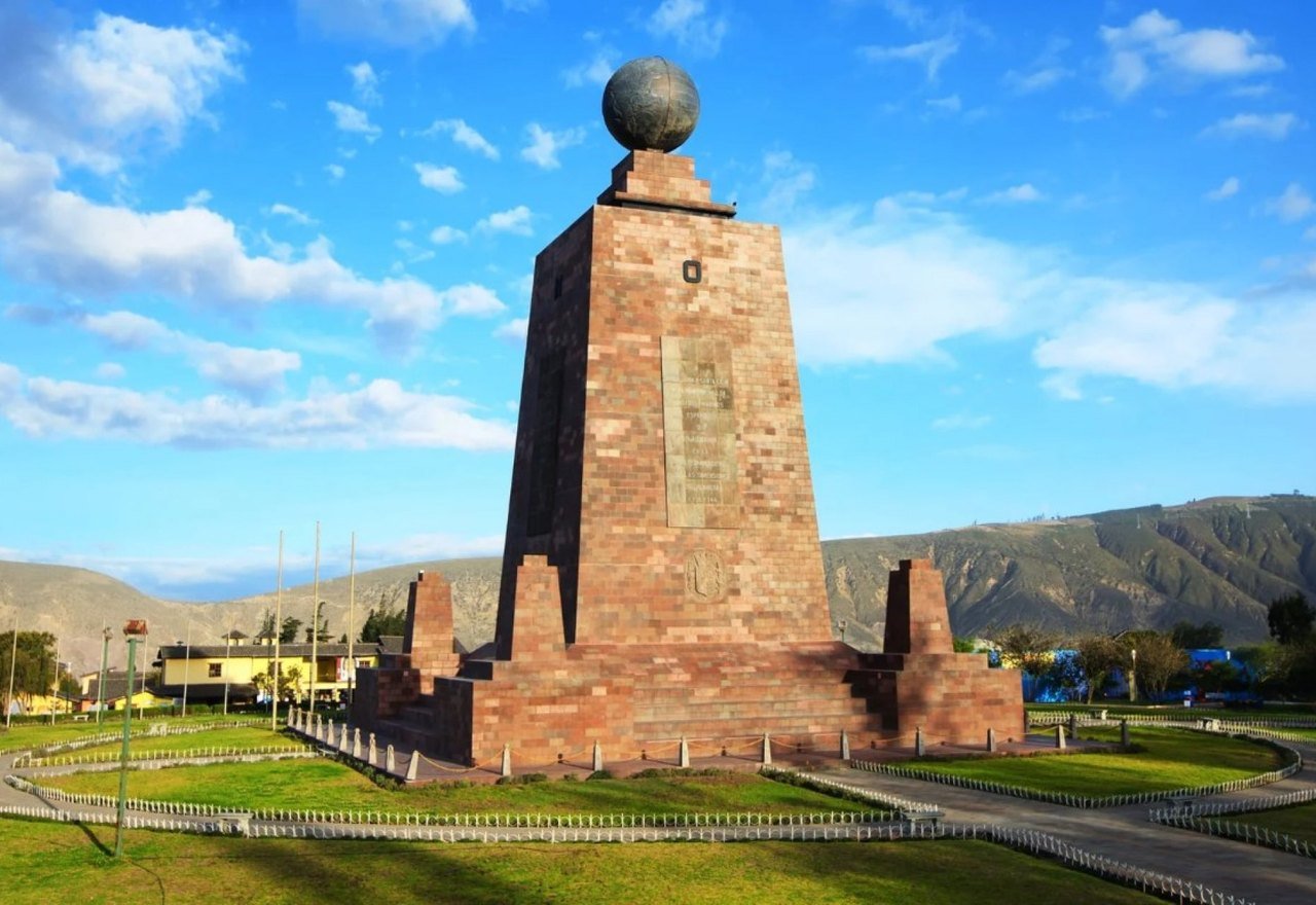 Latitude 0° — Mitad del Mundo