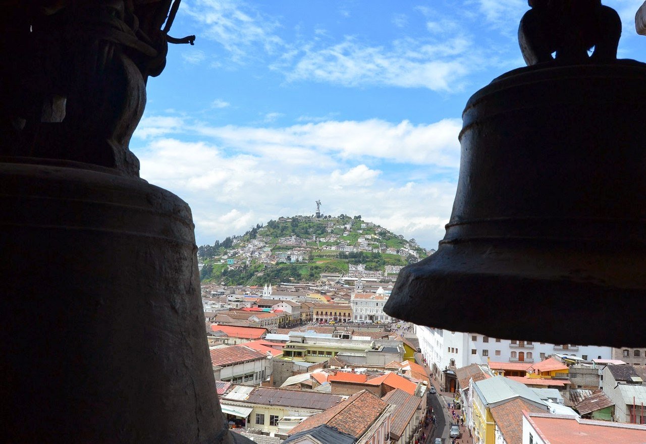 Quito — vista al Panecillo desde el campanario