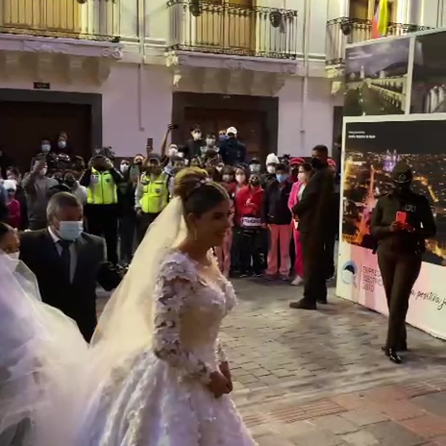 The bride arriving at the ceremony in colonial Quito